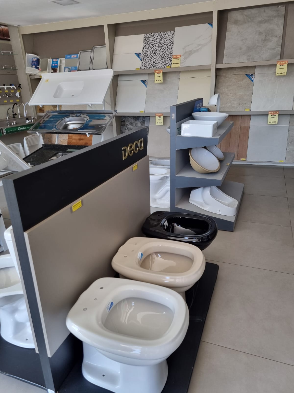 Corredores e produtos da loja